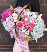 Цветочная композиция из Розы, Хризантемы, Пионы и Лизиантусы в корзине в Маджалисе