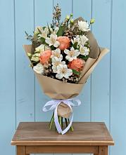 Букет цветов из:  Альстромерии, Лизиантусы, Розы и Хризантемы в Маджалисе