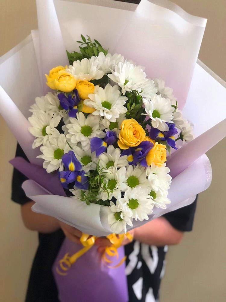 Букет цветов из: Ирисы, Хризантемы и Розы в Маджалисе