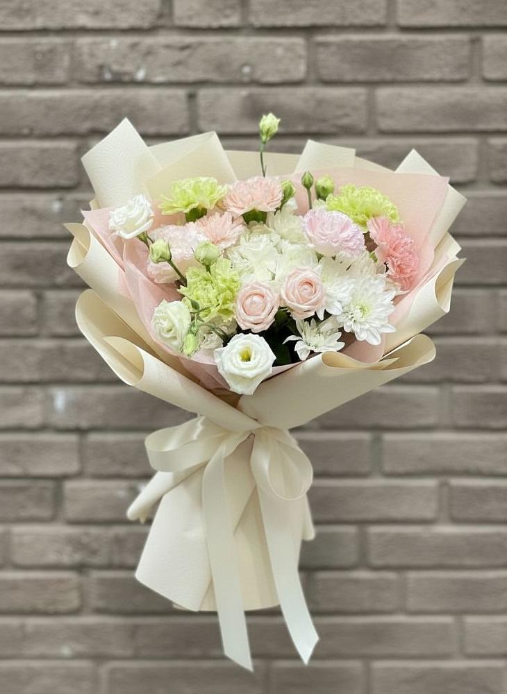 Букет цветов из: Гвоздики, Розы, Лизиантусы и Хризантемы в Маджалисе