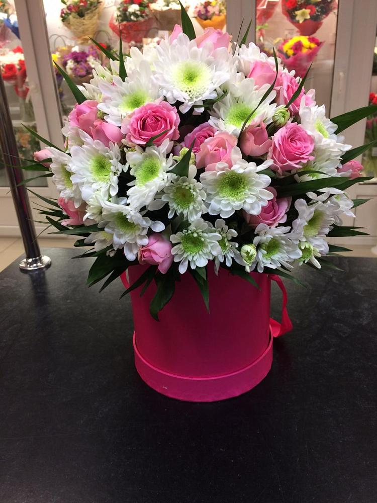 Цветочная композиция из Розы и Хризантемы в шляпной коробке в Маджалисе