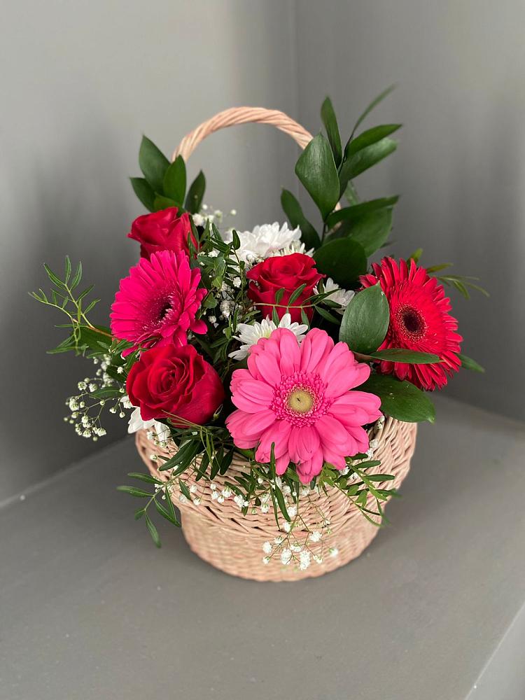 Цветочная композиция из Розы, Хризантемы и Герберы в корзине в Маджалисе