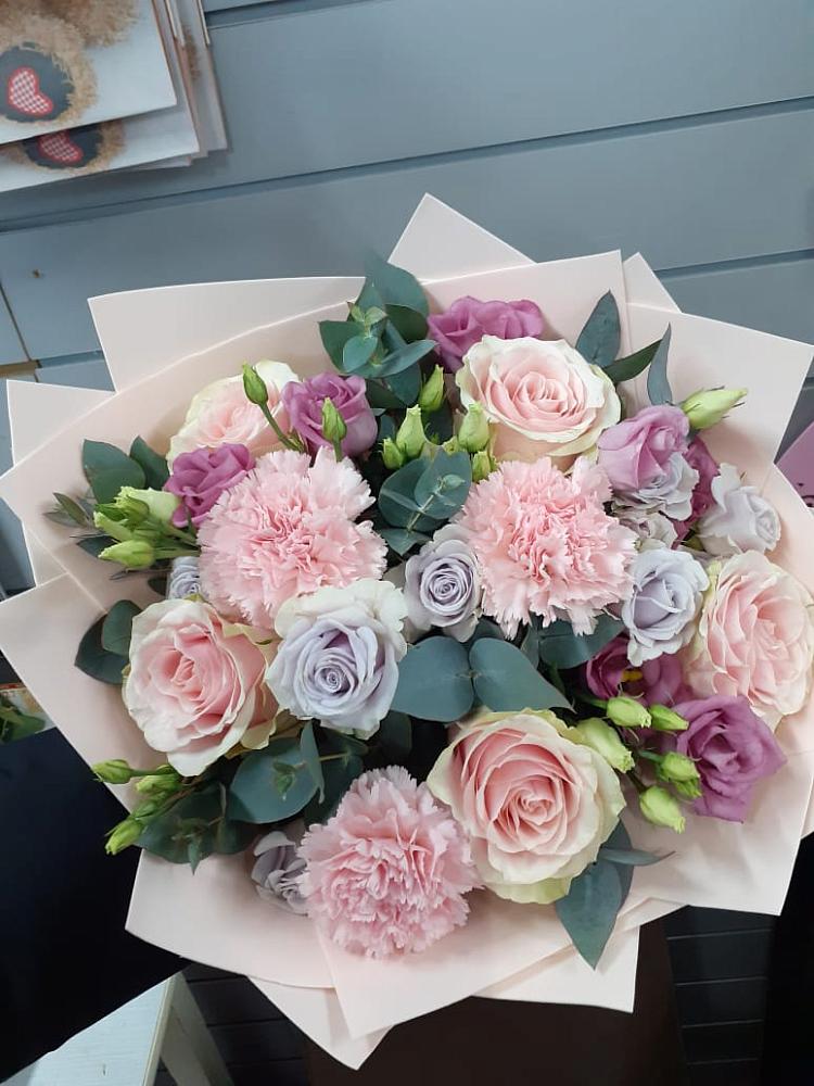 Букет цветов из: Розы, Гвоздики и Лизиантусы в Маджалисе